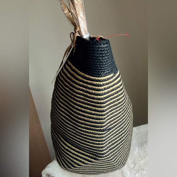 Amiani (AS IS) NWT large black/gold tote retail $200 purse - Picture 5 of 17